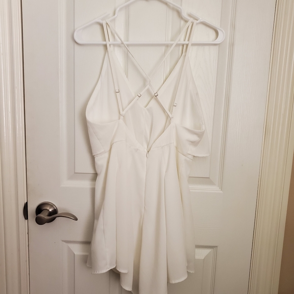 NWOT Vestique Cross Back Flowy Ruffle White Romper - Picture 7 of 7